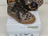 chaussures pour bébé à imprimé léopard, avec des lacets et des nœuds, présentées dans une boîte