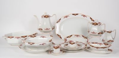 une photo d'un service de vaisselle en porcelaine, composé d'assiettes, de tasses et de soucoupes