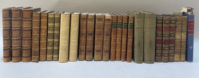 beaucoup de livres empilés sur une étagère