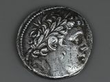 Gros plan sur une pièce de monnaie en argent portant un visage de femme