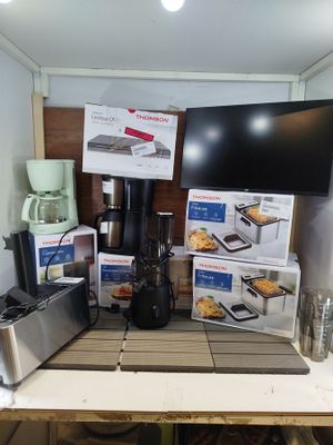 un plan de travail de cuisine équipé d'une cafetière, d'un grille-pain, d'une cafetière et d'autres ustensiles