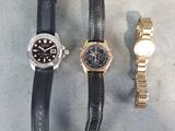 trois montres posées les unes à côté des autres sur une table