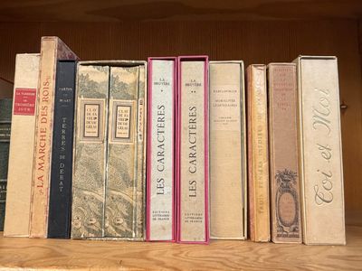 de nombreux livres qui se trouvent sur une étagère dans la pièce