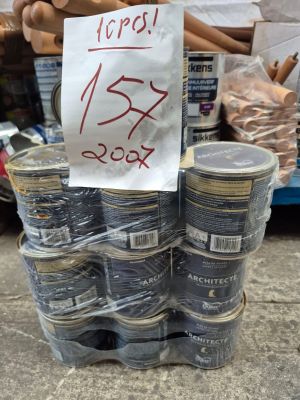 une pile de boîtes de conserve posée sur une table