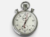 un gros plan d'un chronomètre posé sur une surface blanche