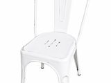 La chaise est blanche et possède un dossier à armature métallique.