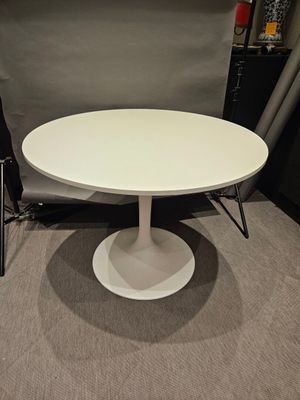 Table circulaire piètement tulipe