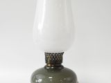 une lampe en verre posée sur une table
