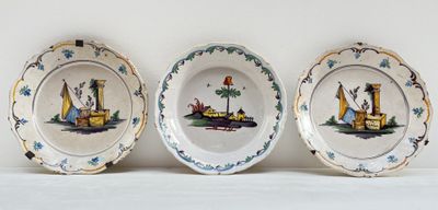 trois assiettes à motifs différents sur une table