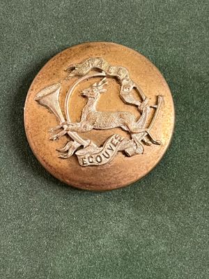 une image représentant un bouton en bronze orné d'un cheval
