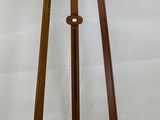un chevalet en bois surmonté d'une horloge