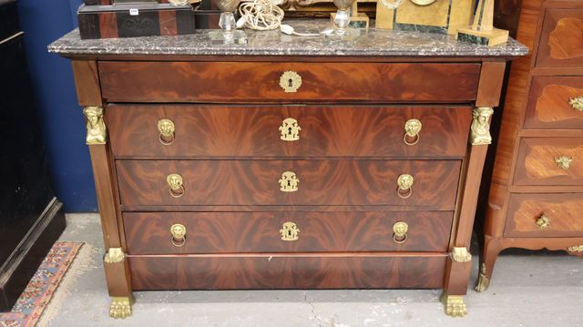 Commode rectangulaire de style Empire en acajou et placage d'acaj...