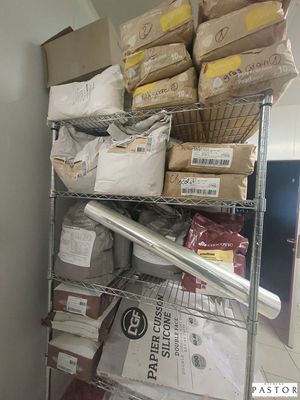 une étagère métallique remplie de cartons et de papiers