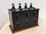 une photo d'une radio à l'ancienne munie de nombreux boutons