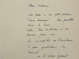 gros plan d'une lettre écrite à la main sur un morceau de papier