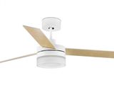 Le ventilateur de plafond est blanc et ses pales sont en bois.
