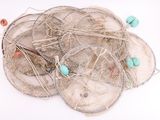 un tas de filets de pêche posé sur une surface blanche