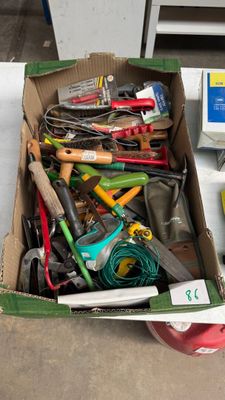 une boîte pleine d'outils posée sur le sol