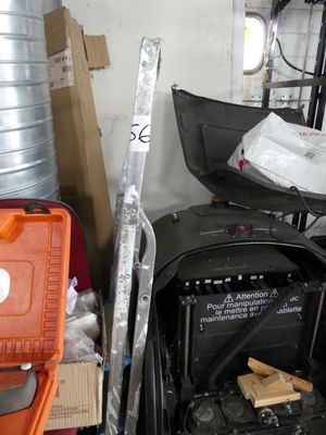 un tas d'objets entreposés dans un garage