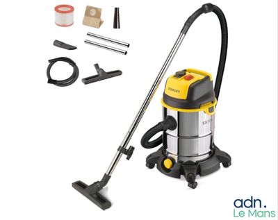 un gros plan d'un aspirateur avec ses accessoires sur fond blanc