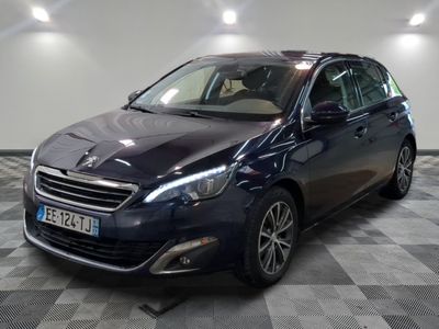 la voiture bleue est garée sur un sol en damier dans le garage
