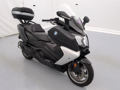 une photo d'une moto noire et blanche garée dans un garage