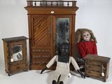 une poupée assise à côté d'une commode et une poupée assise à côté d'une chaise