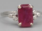 une image représentant une bague sertie d'un rubis et de diamants sur fond blanc