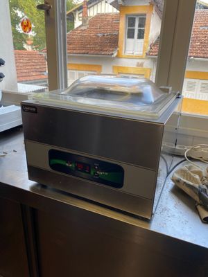 une machine posée sur un comptoir devant une fenêtre