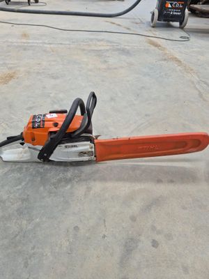 a chainsaw that is sitting on the ground