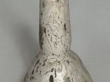 un vase en argent posé sur une table