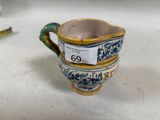 une petite tasse bleue et blanche ornée d'un oiseau