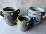 trois vases bleus et blancs placés les uns à côté des autres
