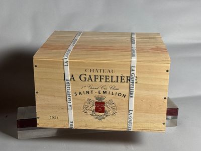 une boîte en bois portant une étiquette