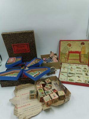 une table sur laquelle sont posées plusieurs boîtes de jouets