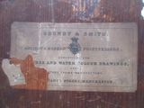 une pancarte sur la porte d'un immeuble indiquant « Grundy A. Smith »