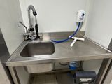 un lavabo avec un robinet dans un coin de la pièce