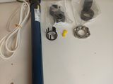 une photo d'une pompe à eau bleue à laquelle est attaché un cordon