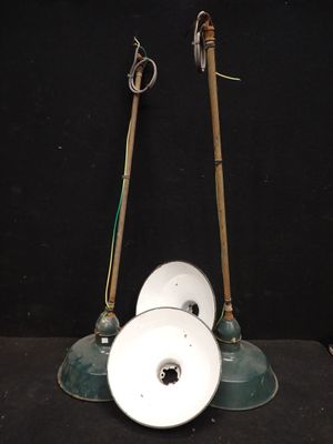 une paire de lampes vertes et blanches sur fond noir