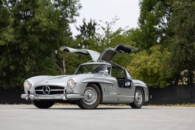 Une Mercedes 300 SL argentée est garée sur un parking