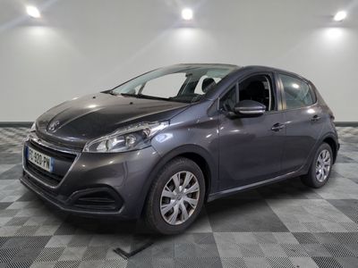 la voiture grise est garée sur un sol en damier dans le garage