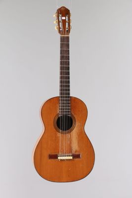 gros plan d'une guitare sur fond blanc