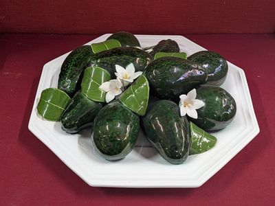 une assiette d'avocats posée sur une table rouge
