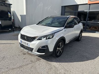 un 4x4 blanc garé devant un bâtiment