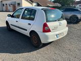 une petite voiture blanche garée dans un parking