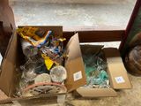 une boîte remplie d'objets hétéroclites posée sur le sol