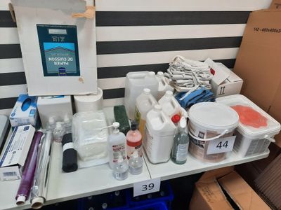 une table sur laquelle sont posés de nombreux articles, dans une pièce