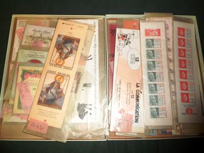 un livre ouvert avec des timbres, posé sur une table