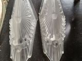 deux récipients en plastique transparent posés sur une table, à côté d'une chaise