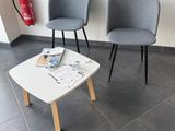 deux chaises et une table basse dans une salle d'attente